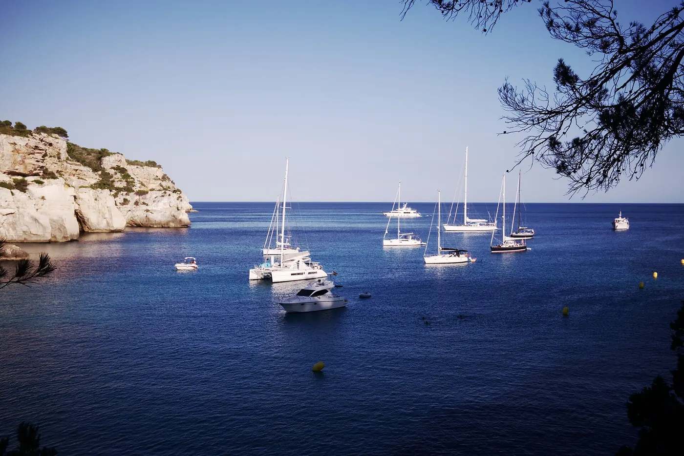 Las mejores calas de Menorca: guía de la costa norte frente a la sur