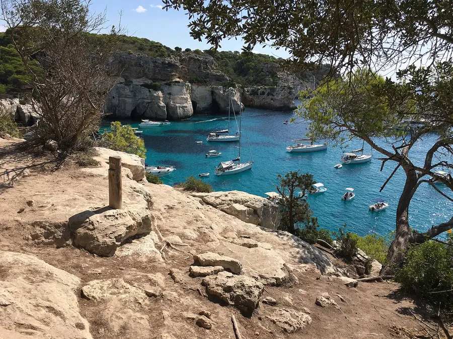 Las mejores calas de Menorca: guía de la costa norte frente a la sur