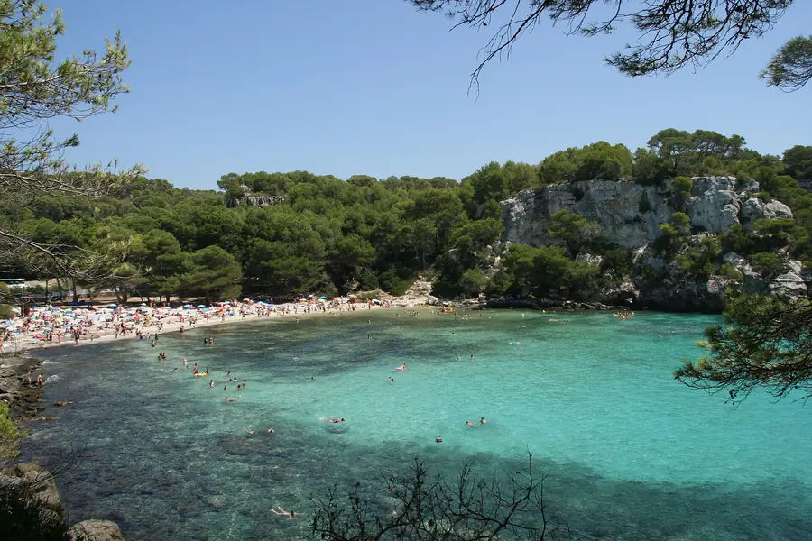 Las mejores calas de Menorca: guía de la costa norte frente a la sur