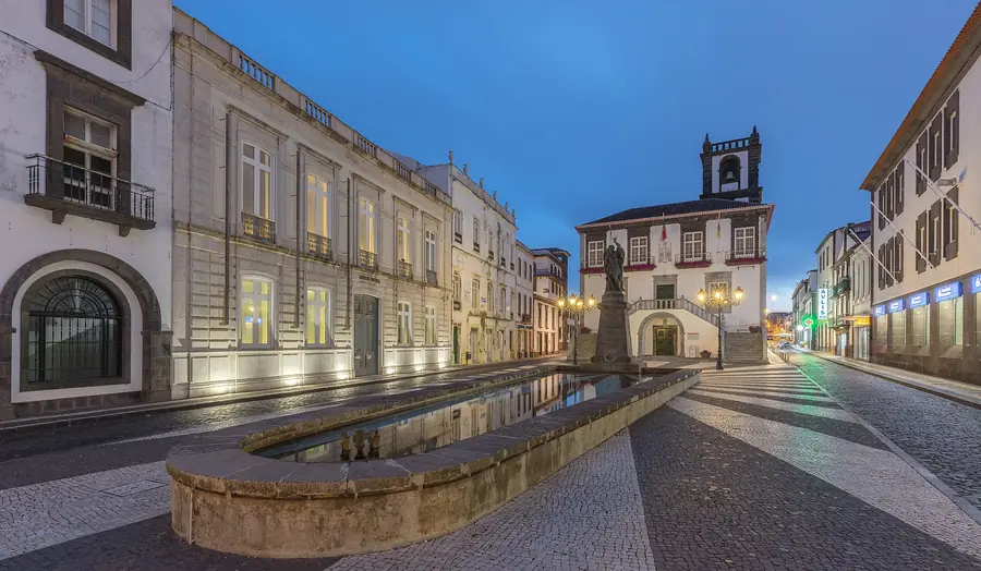 Une journée à Ponta Delgada : itinéraire à pied, sites, cafés et ce qu'il faut éviter